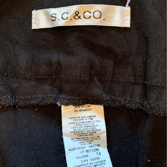 S.C. & Co. - Excellent condition - black floral comfortably stretchy pants - Picture 3 of 6